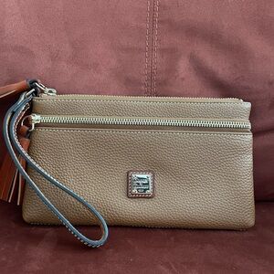 Dooney & Bourke Pebble Grain Double Zip Wristlet NWOT Caramel